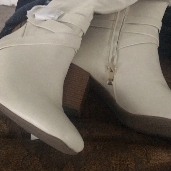 Liz Claiborne off whit high boots the knee gold hardware. NWT size 11M - Picture 3 of 7